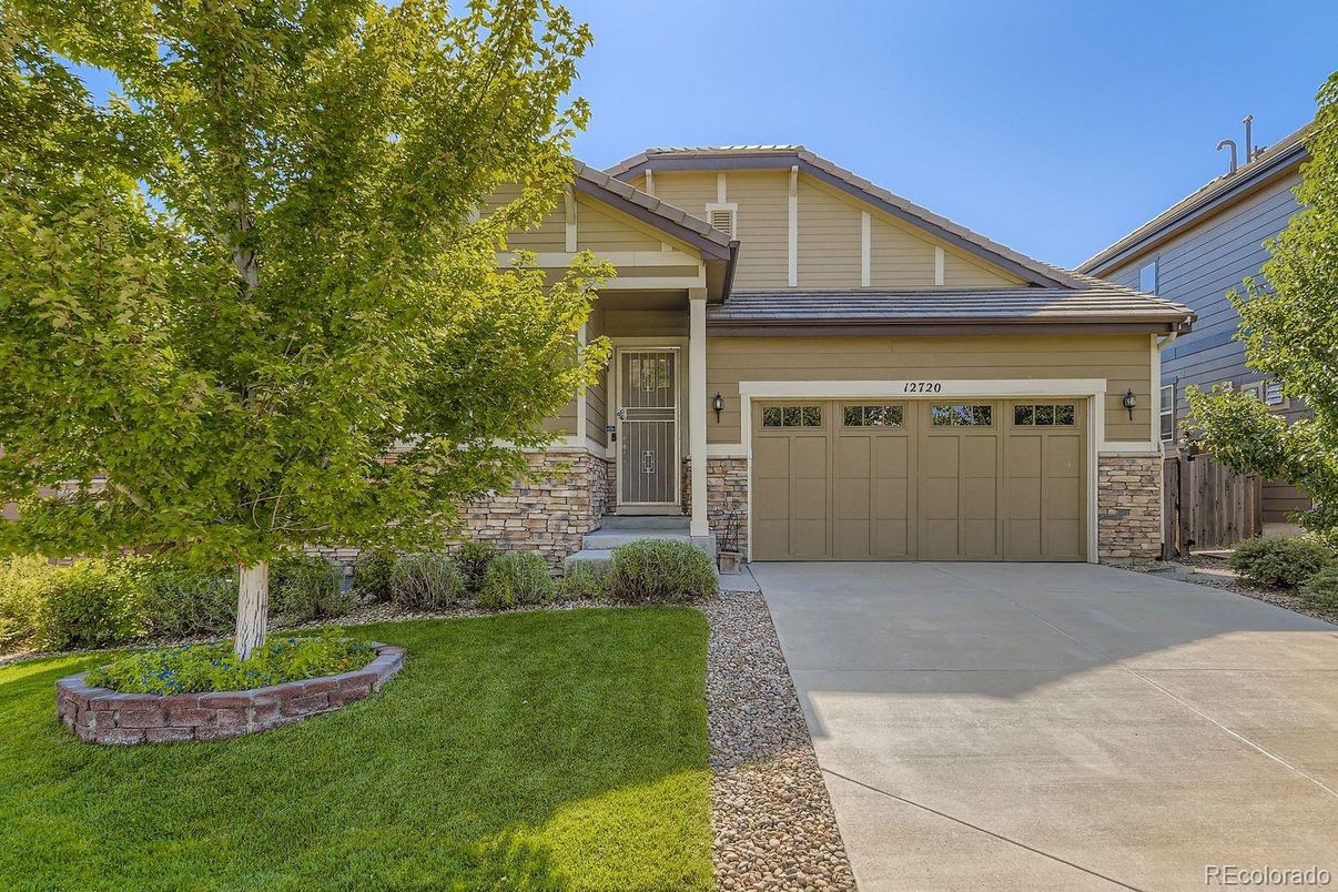 Attached, Exterior, Facade, American Craftsman