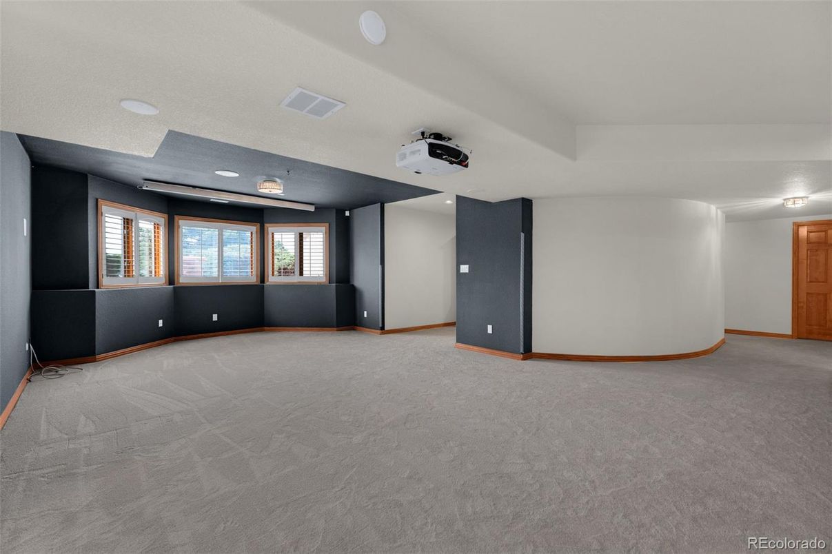 Empty room, Interior