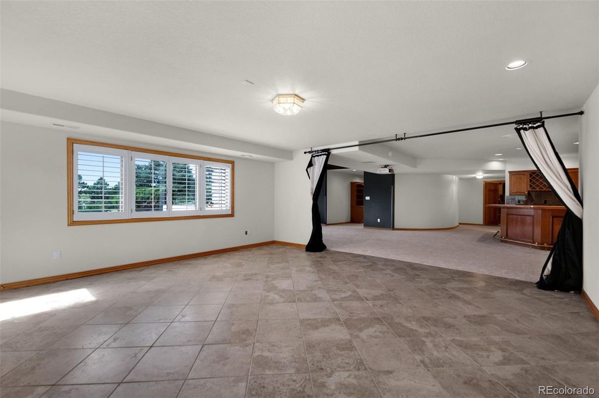 Empty room, Interior, Recessed Lighting