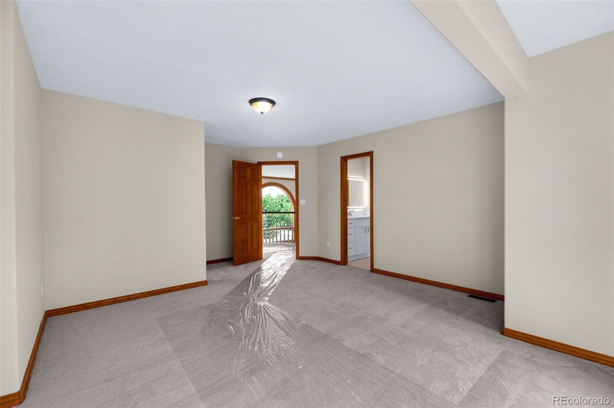 Empty room, Interior