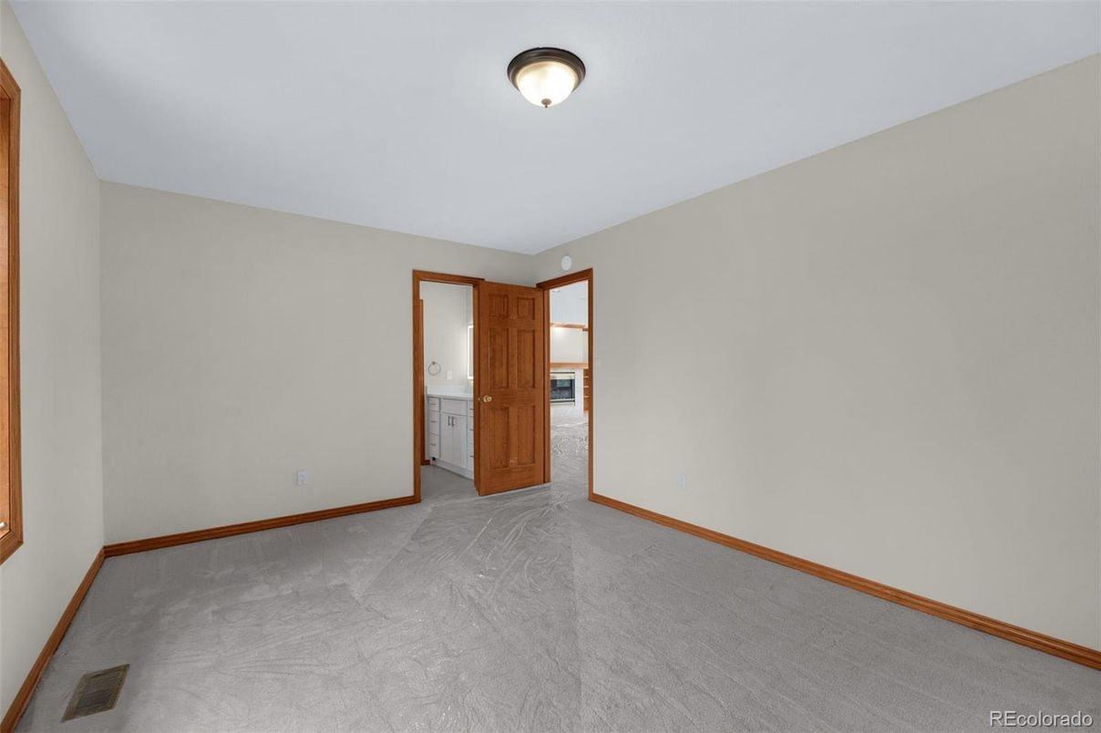 Empty room, Interior