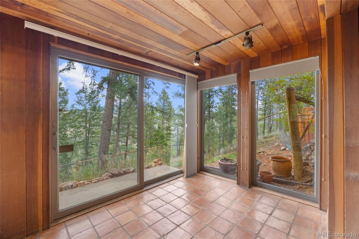 Empty room, Interior, Sun Room, Wooden Ceilings