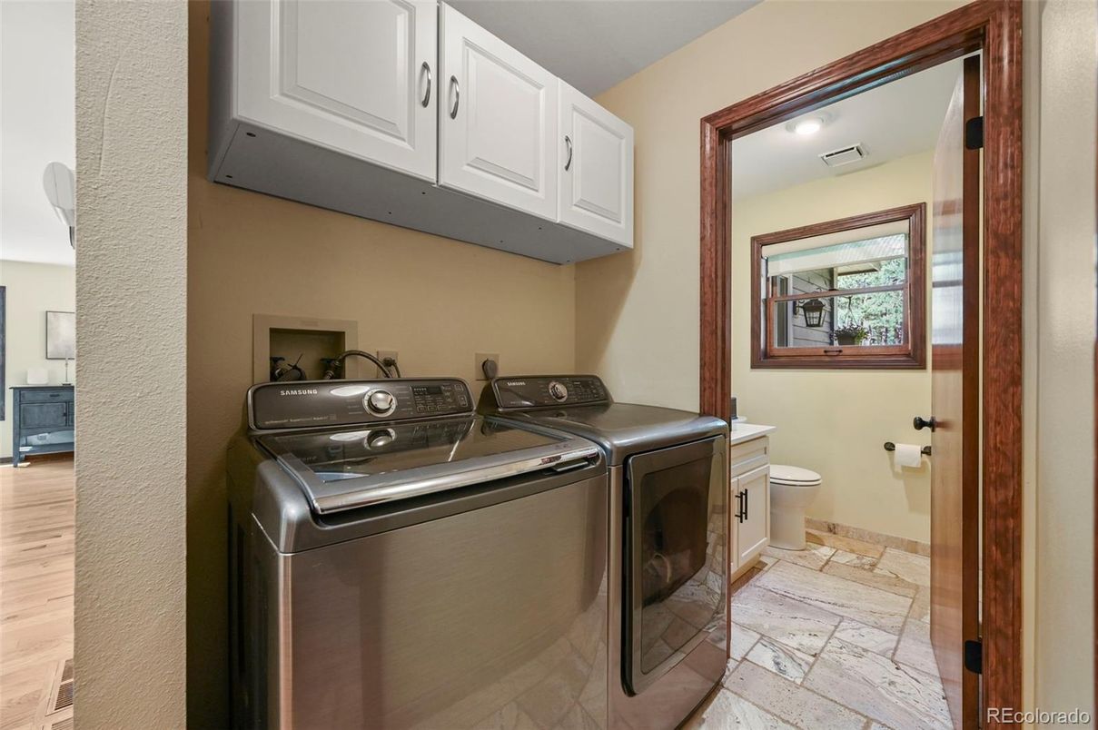Interior, Recessed Lighting, Washer, Wood Texture Flooring