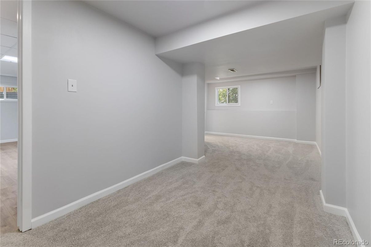 Empty room, Interior, Recessed Lighting