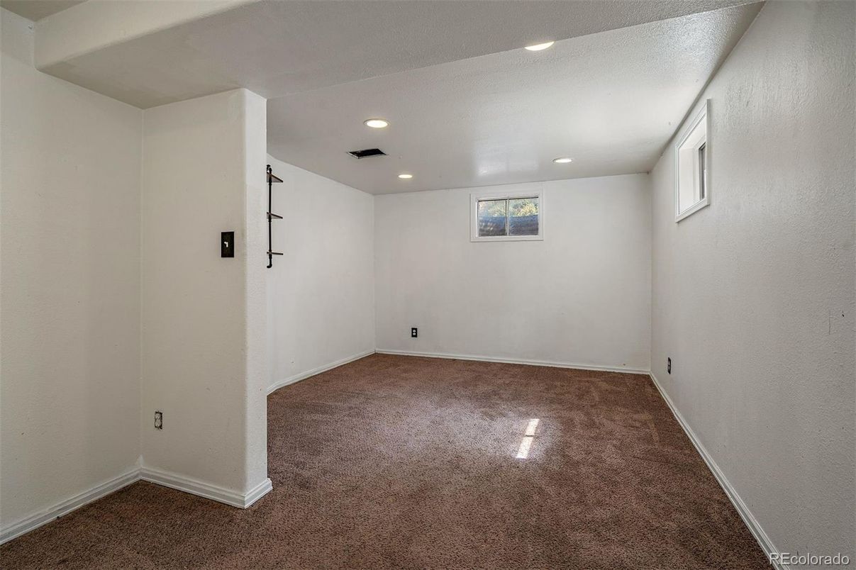 Empty room, Interior, Recessed Lighting