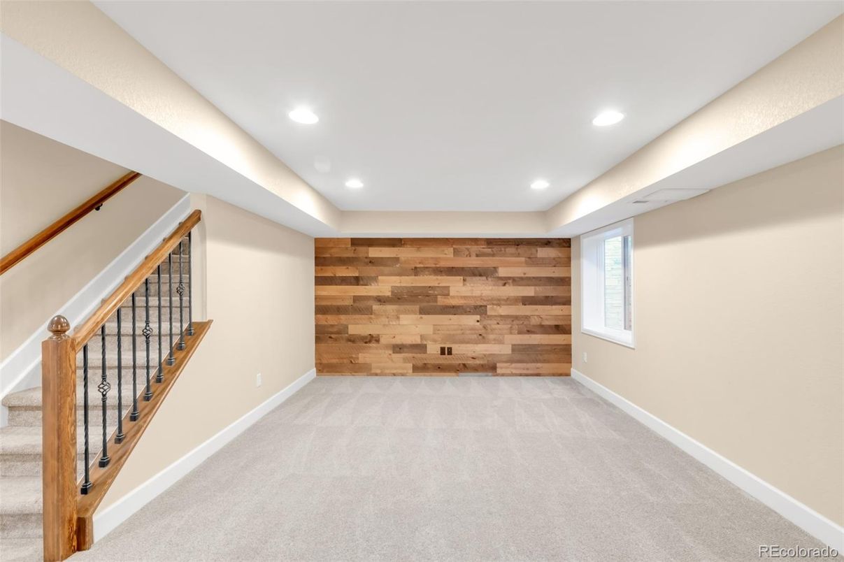 Empty room, Interior, Recessed Lighting, Wooden Walls