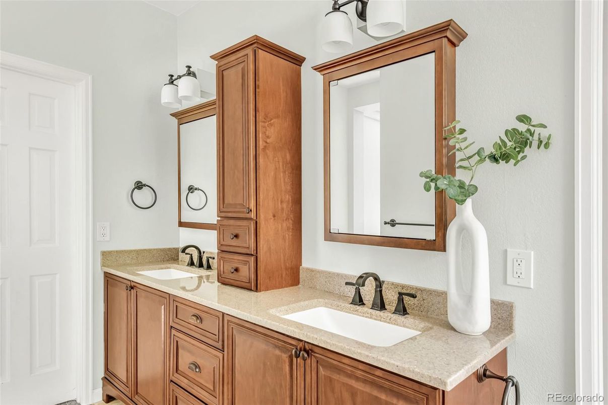 Bathroom, Dual Sink Vanities, Interior