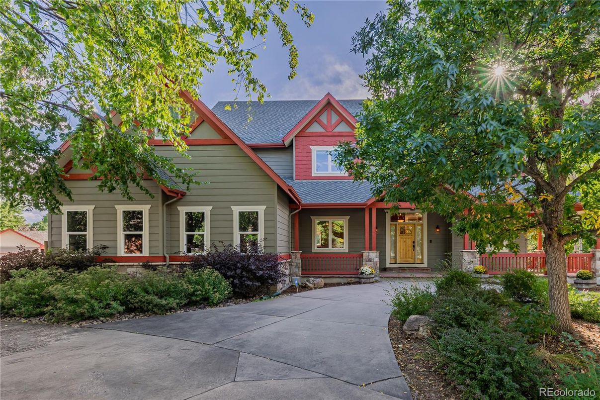 Exterior, Facade, Queen Anne Victorian