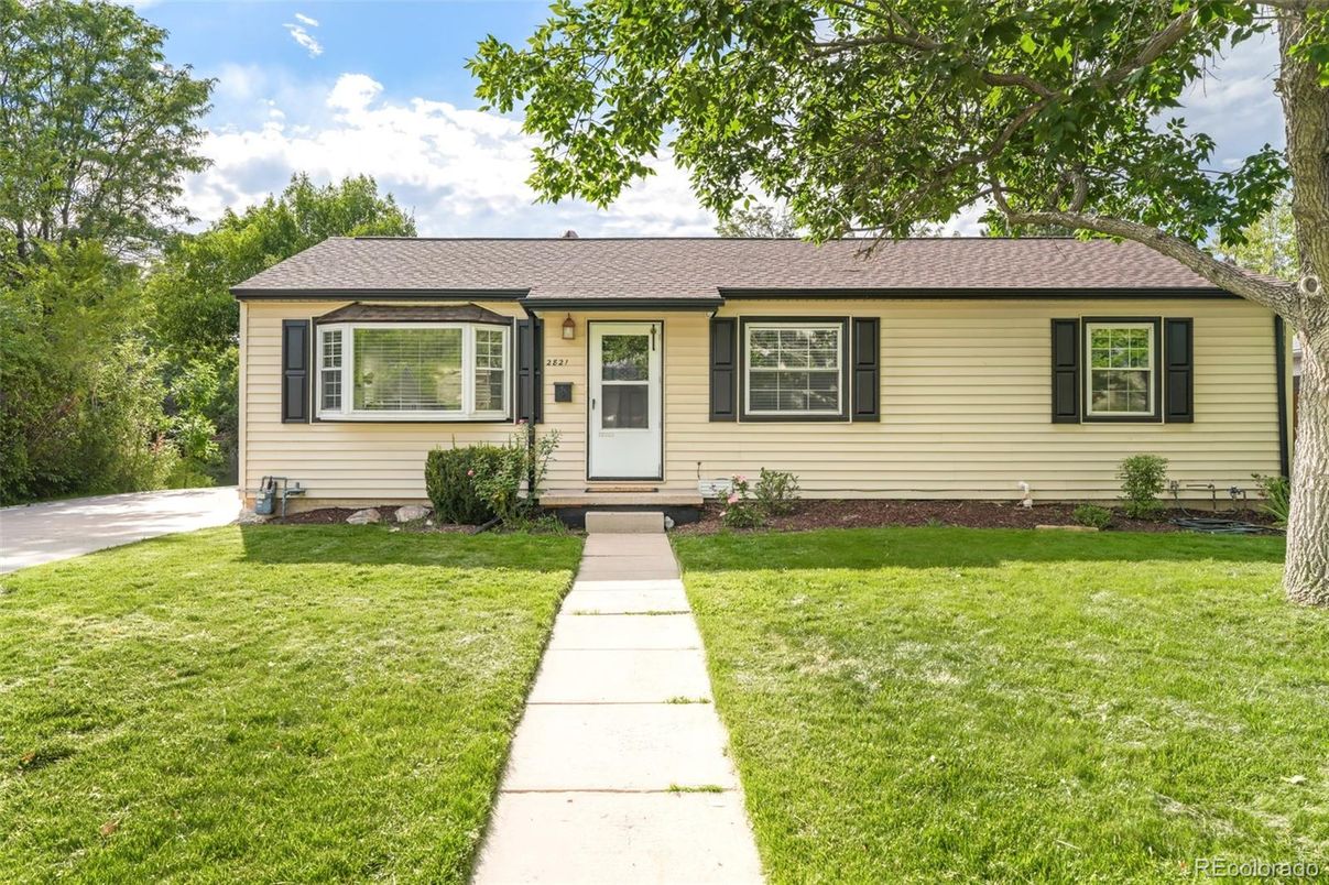 Exterior, Facade, Ranch