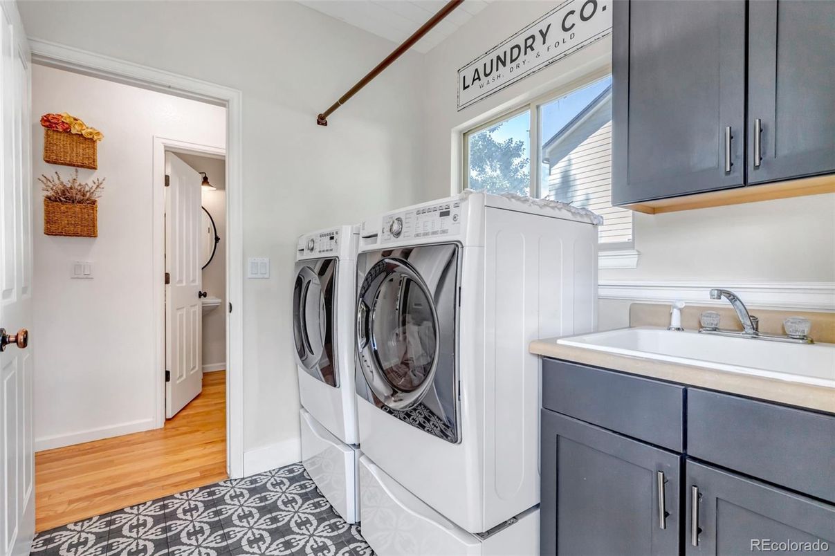 Interior, Washer, Wood Texture Flooring
