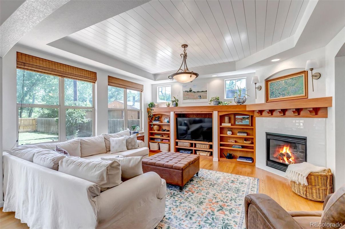 Fireplace, Interior, Living room, Pendant Lights, Recessed Lighting, Wood Texture Flooring