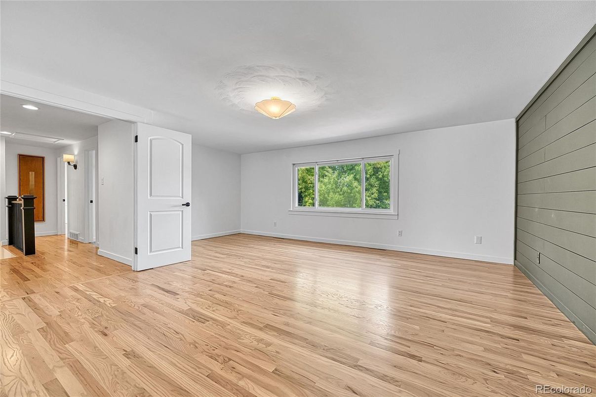 Empty room, Interior, Recessed Lighting, Wood Texture Flooring