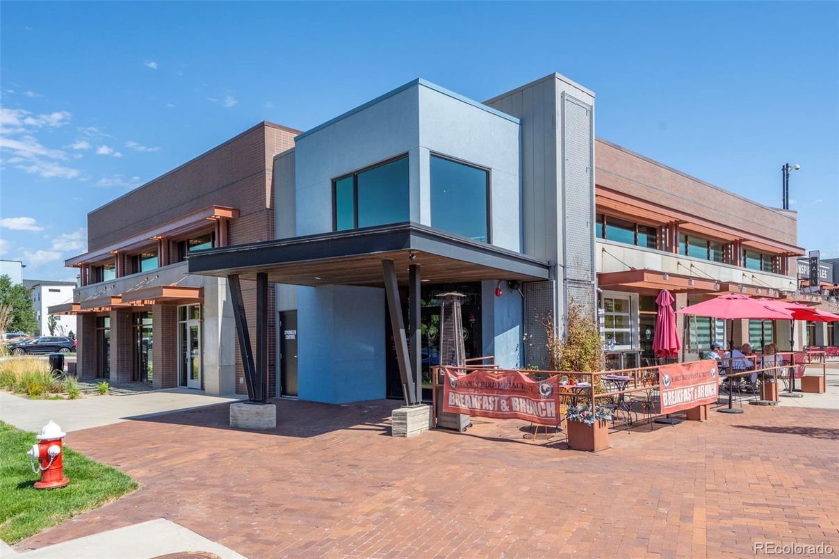 Exterior, Facade, Modern