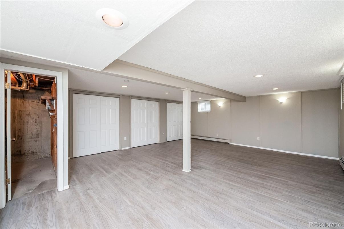 Empty room, Interior, Recessed Lighting, Wood Texture Flooring
