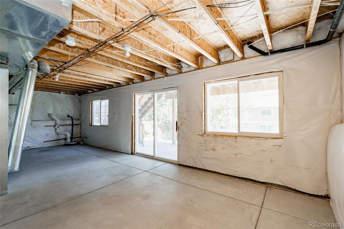 Empty room, Interior, Wooden Beams