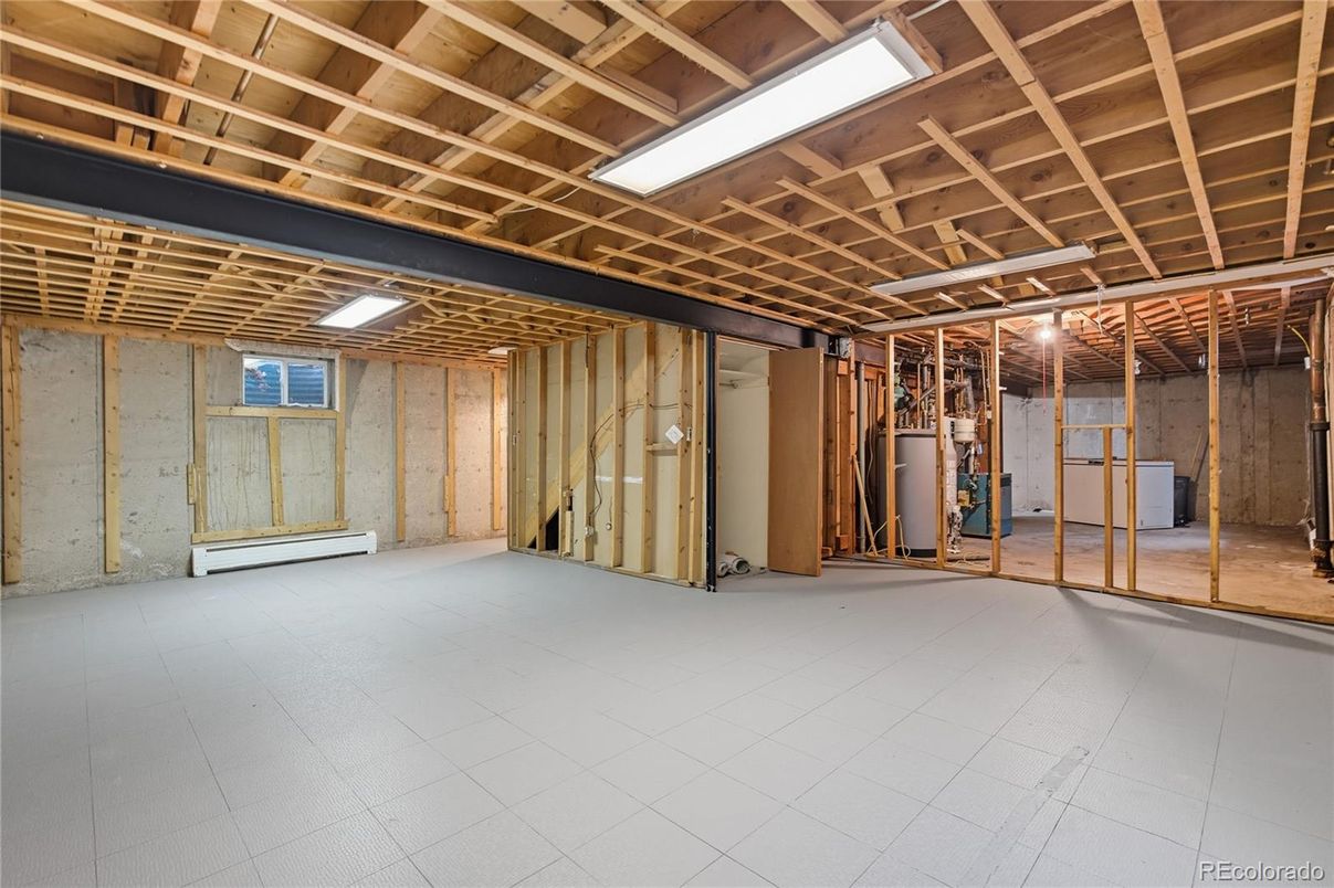 Empty room, Interior, Wooden Beams, Wooden Ceilings