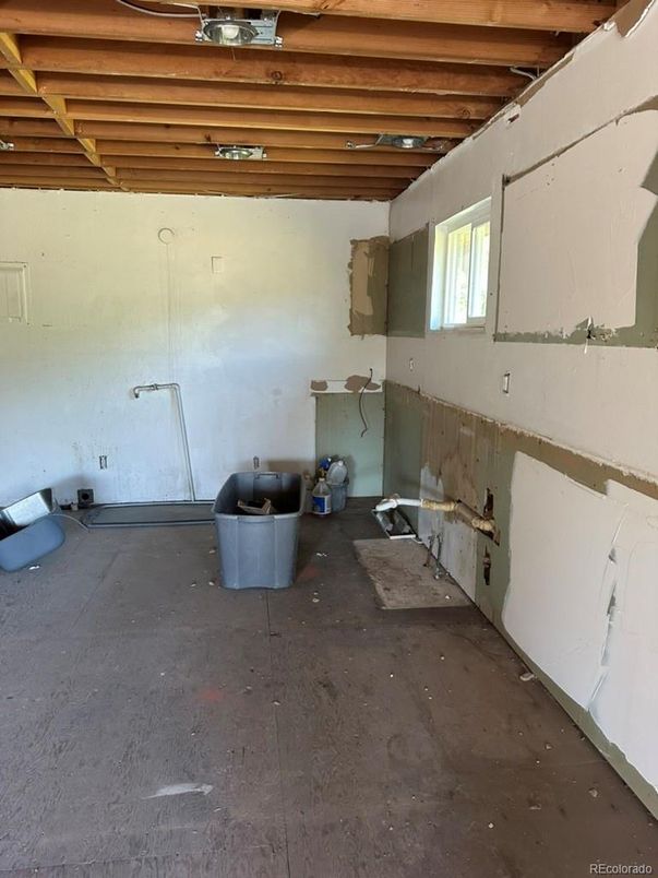 Empty room, Interior, Wooden Beams