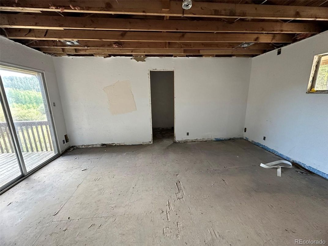 Empty room, Interior, Wooden Beams