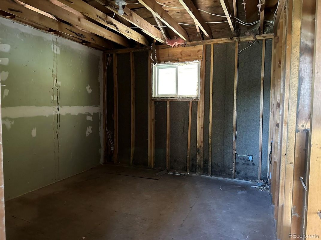 Empty room, Interior, Wooden Beams, Wooden Walls