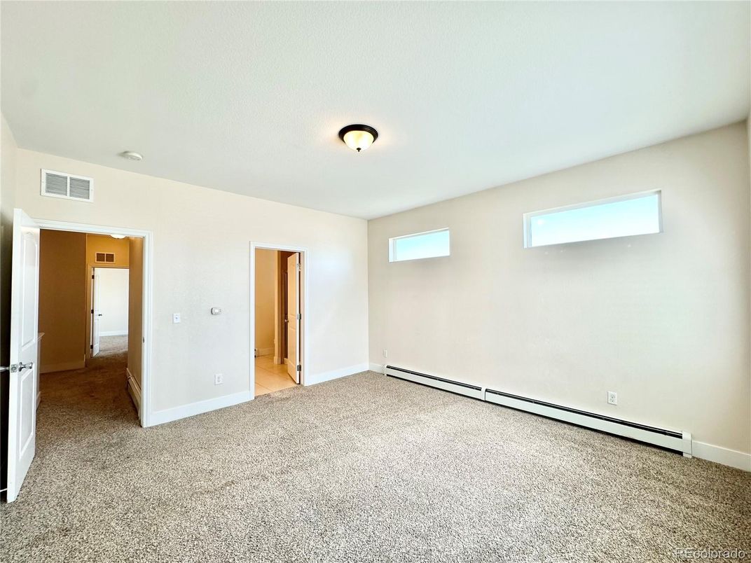 Empty room, Interior
