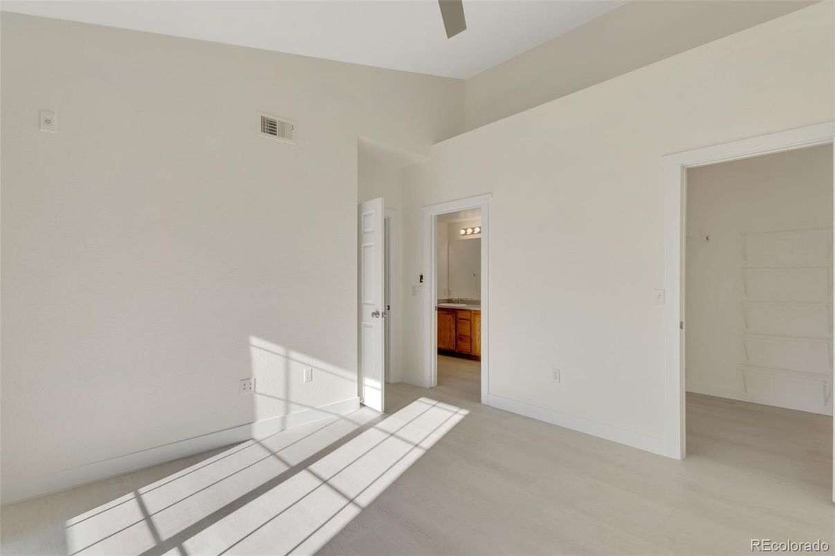 Empty room, Interior