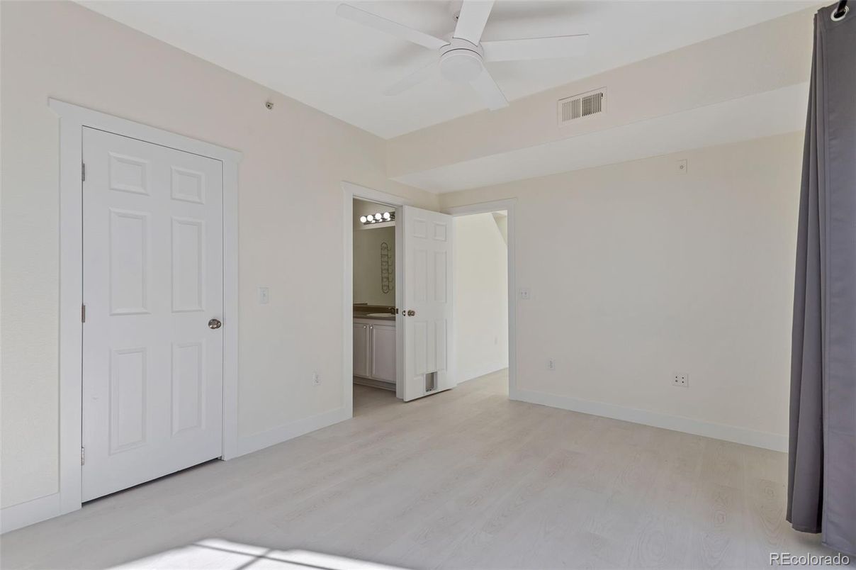 Empty room, Interior