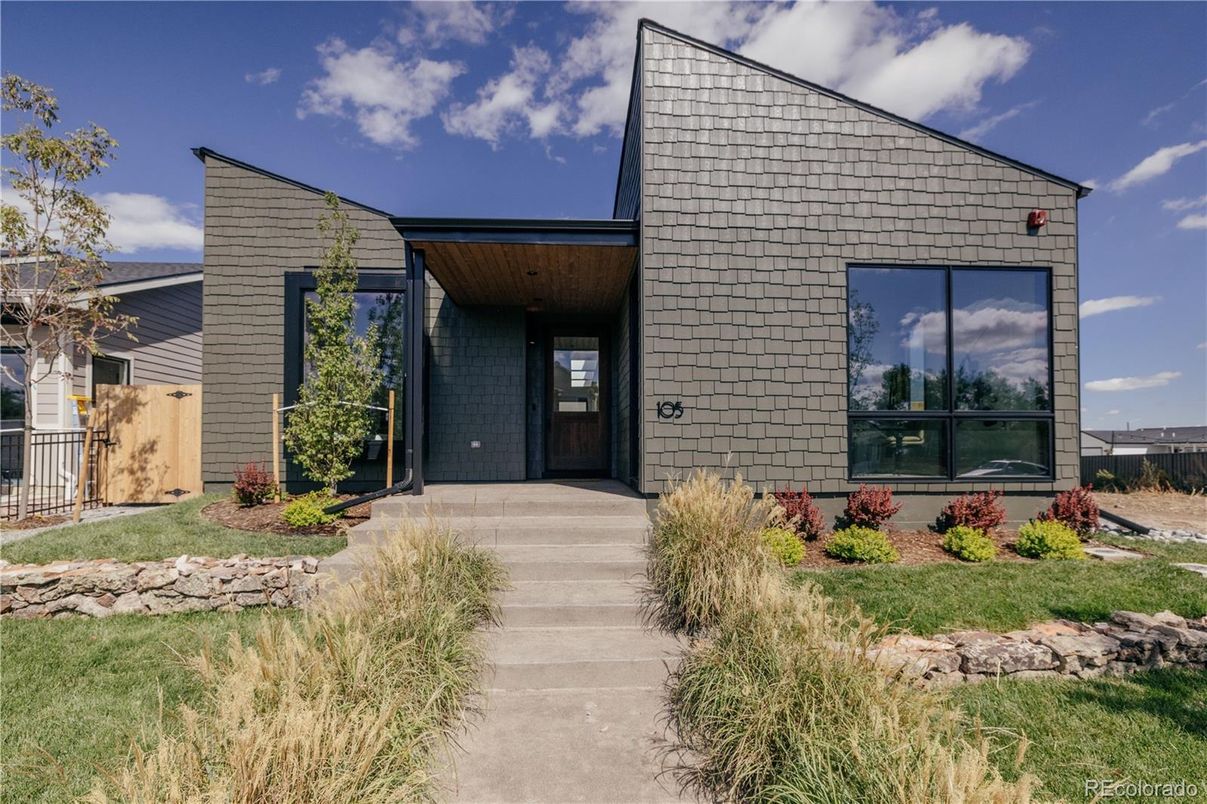Exterior, Facade, Modern