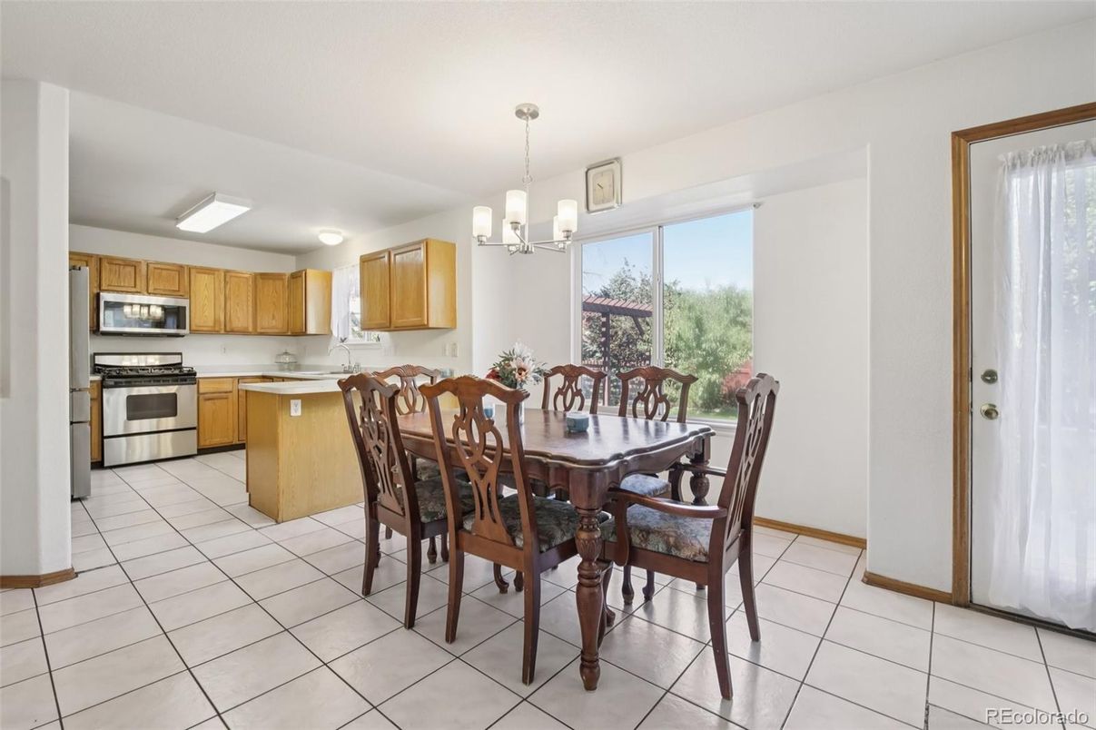 Chandelier, Dining room, Interior, Kitchen, Pendant Lights, Stainless Steel Appliances