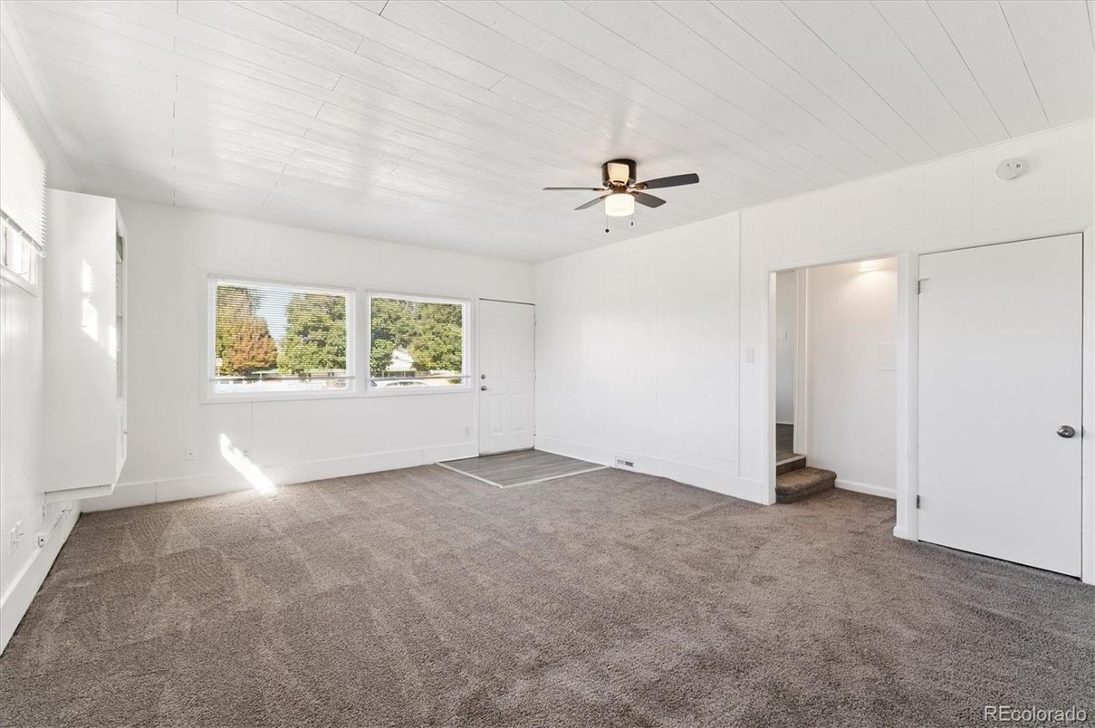 Empty room, Interior