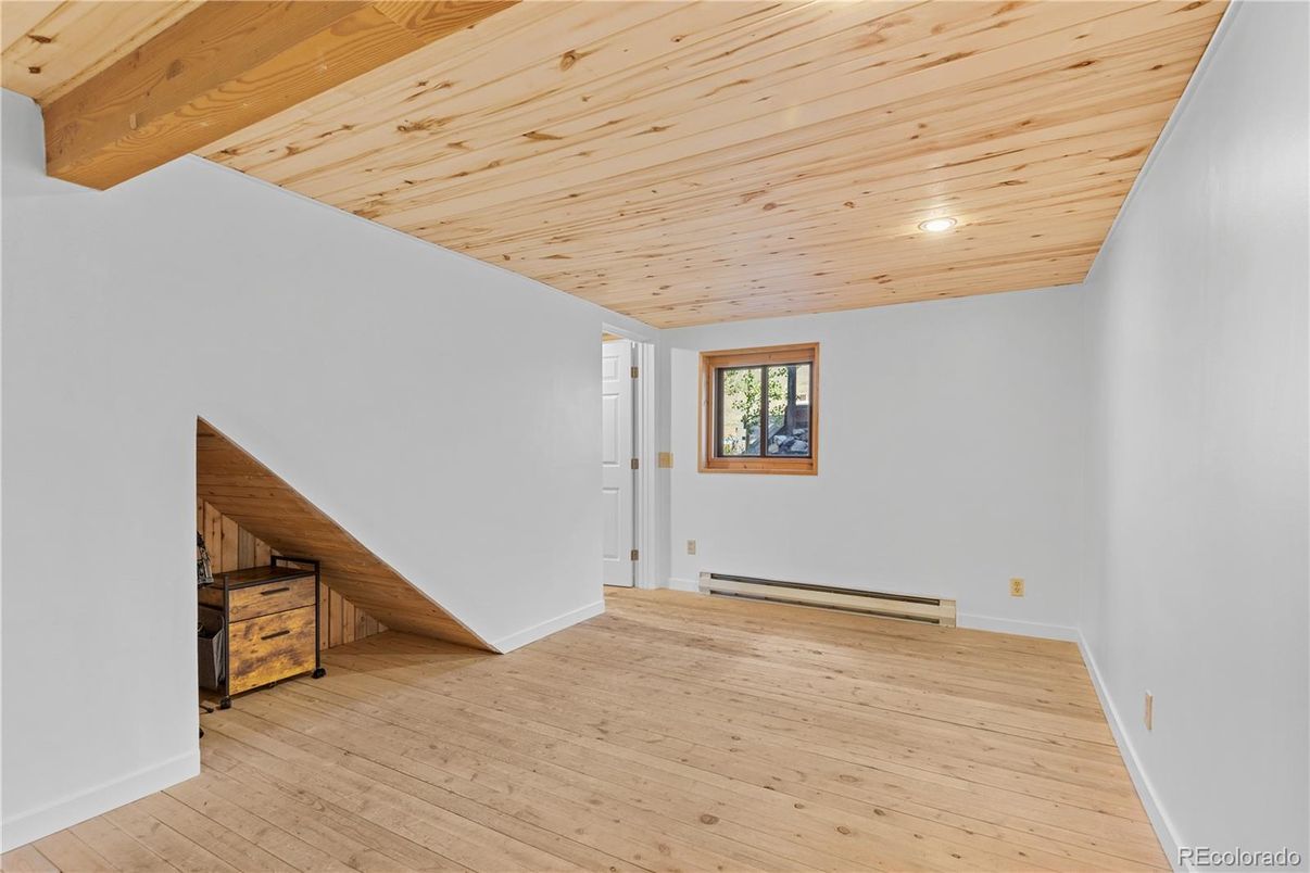 Empty room, Interior, Recessed Lighting, Wooden Ceilings, Wood Texture Flooring