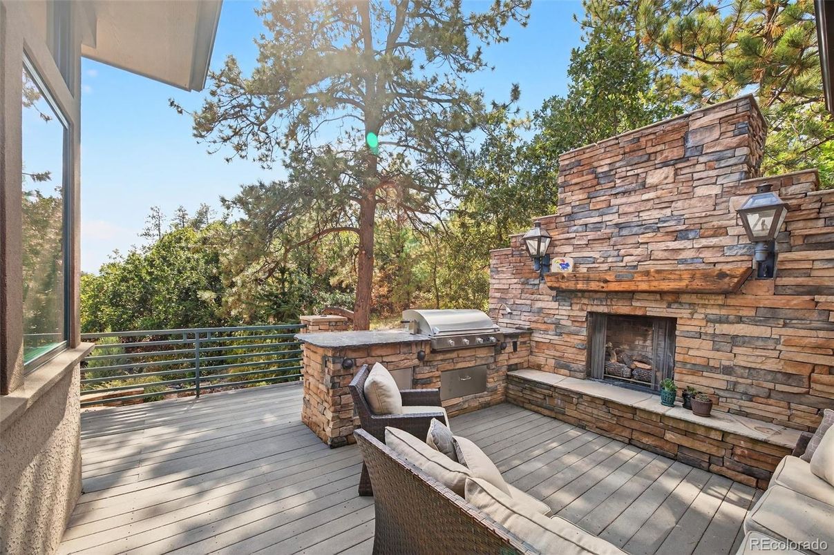 Exterior, Fireplace, Outdoor Kitchen