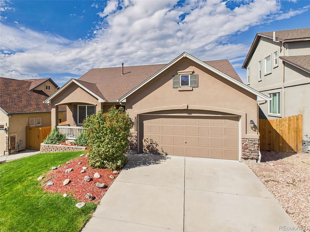 Attached, Exterior, Facade, American Craftsman