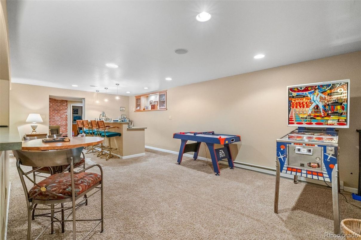 Dining room, Game Room, Interior, Pendant Lights, Recessed Lighting