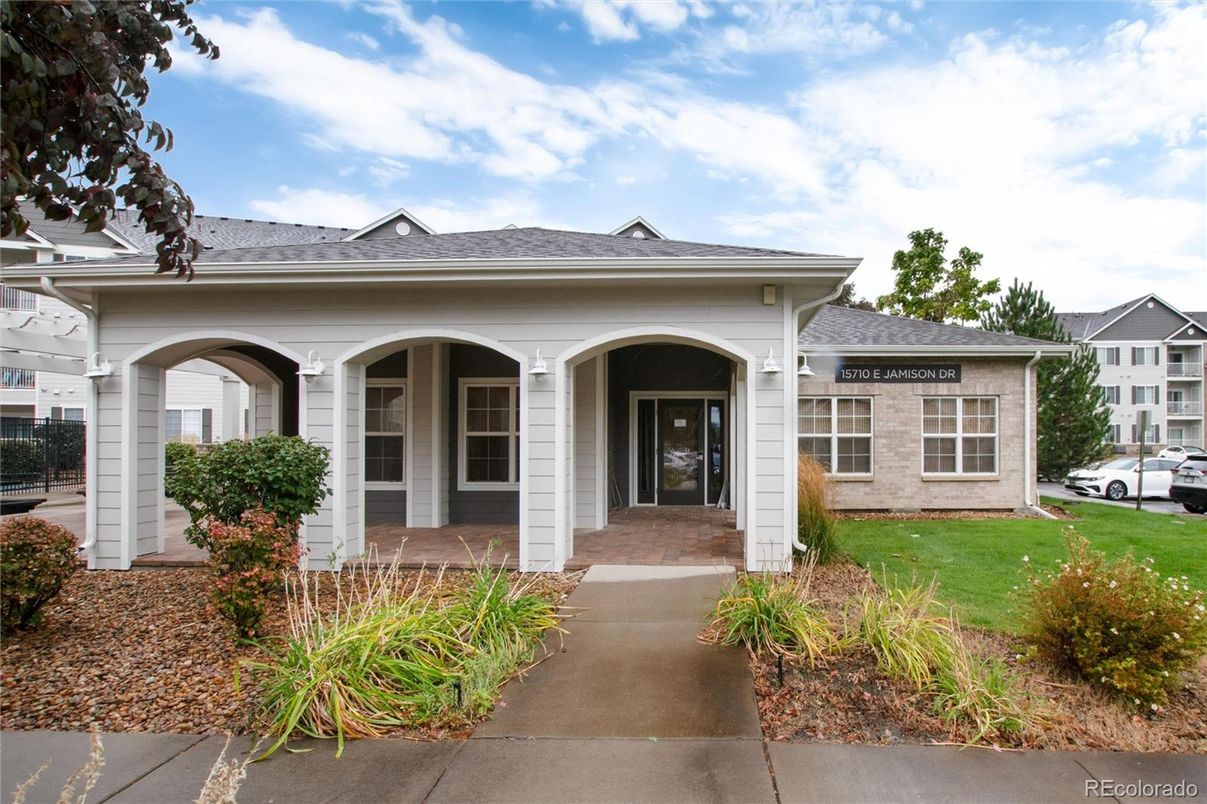 Exterior, Facade, Ranch