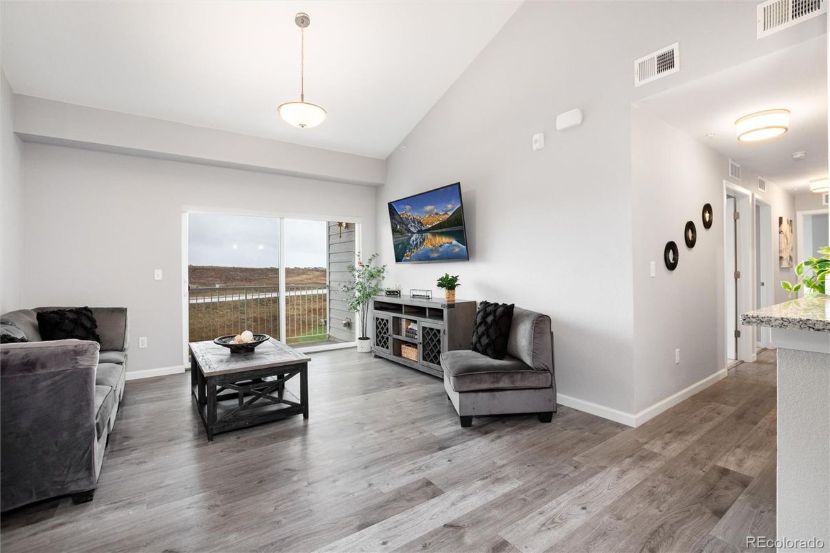 Interior, Pendant Lights, Wood Texture Flooring