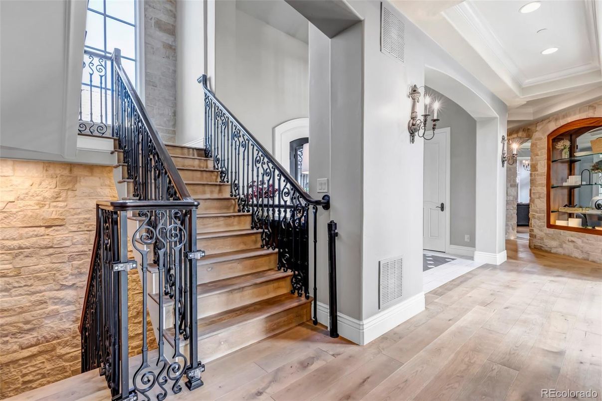 Interior, Recessed Lighting, Wood Texture Flooring
