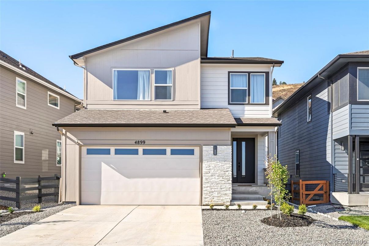 Attached, Exterior, Facade, Modern
