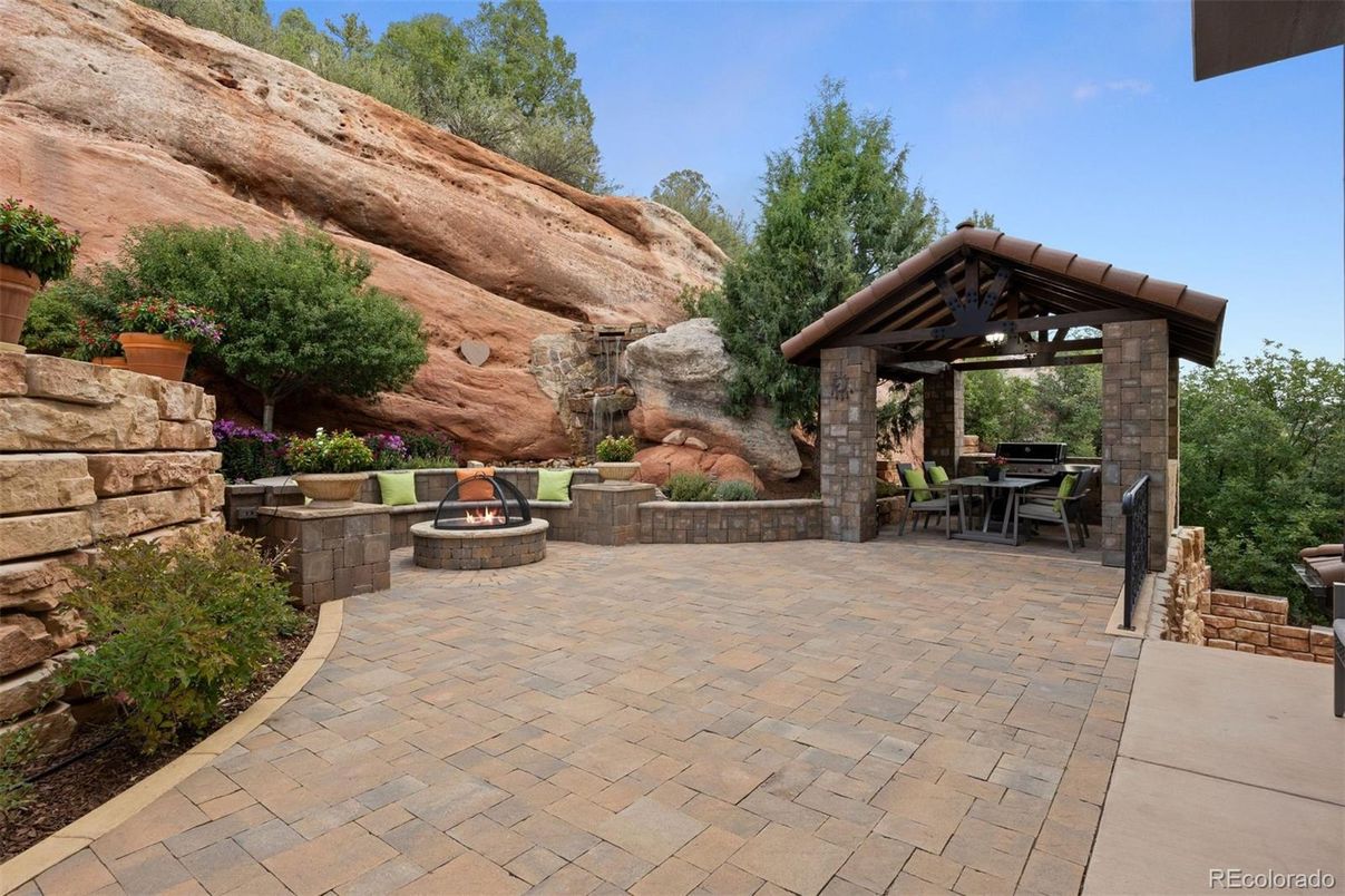 Exterior, Fireplace, Outdoor Kitchen