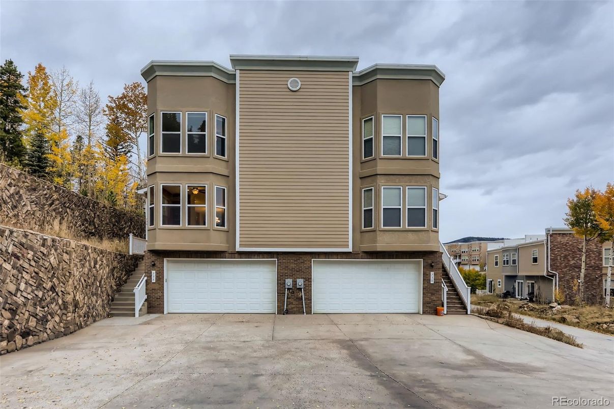 Attached, Exterior, Facade, Rowhouse