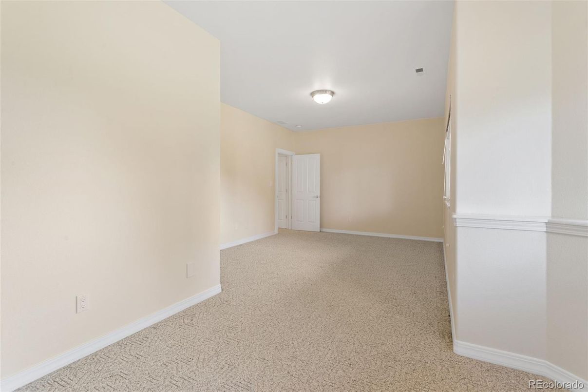 Empty room, Interior