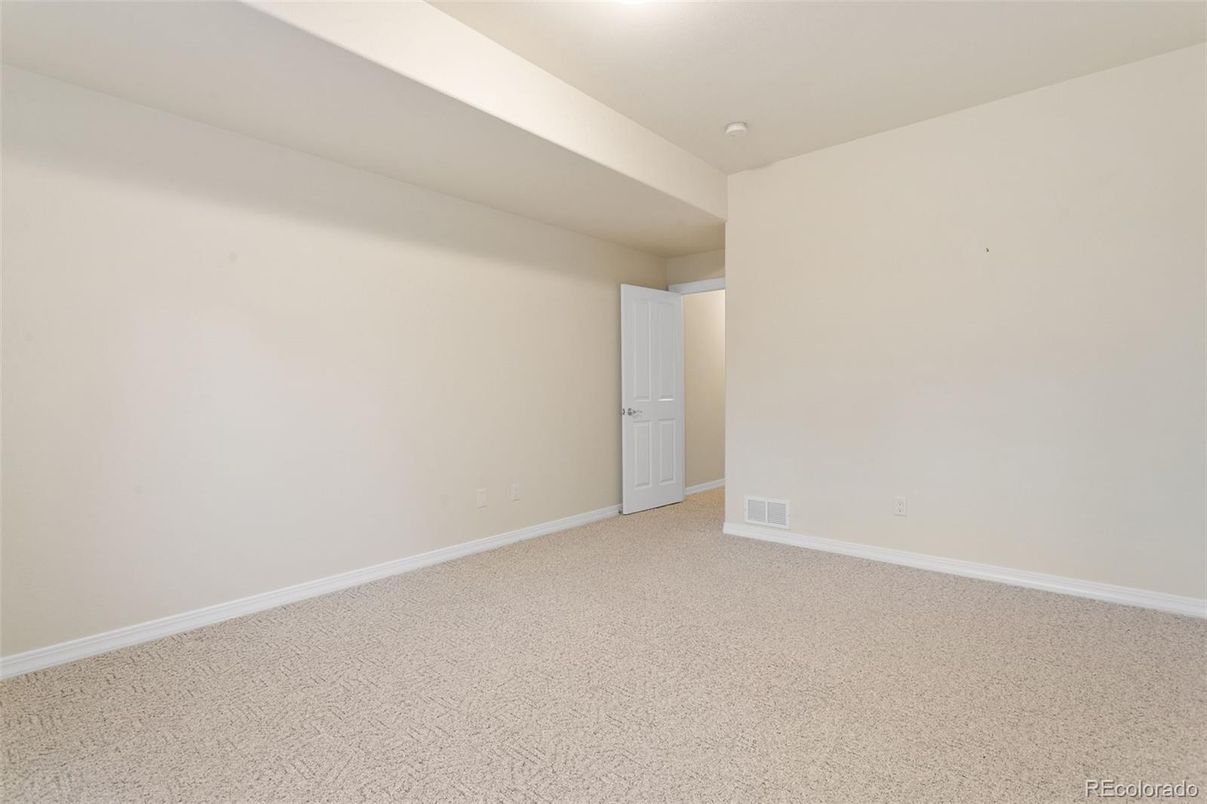 Empty room, Interior