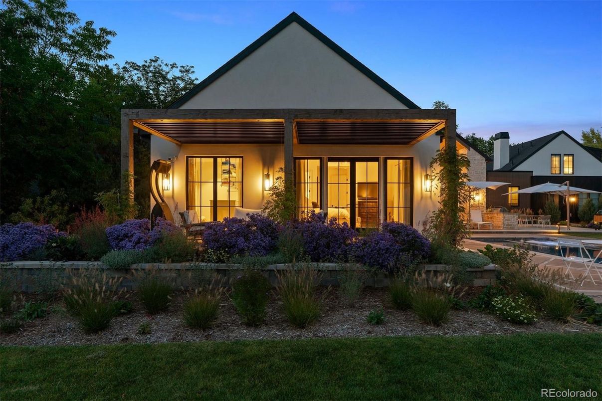 Backyard, Exterior, Facade, Pool, Modern