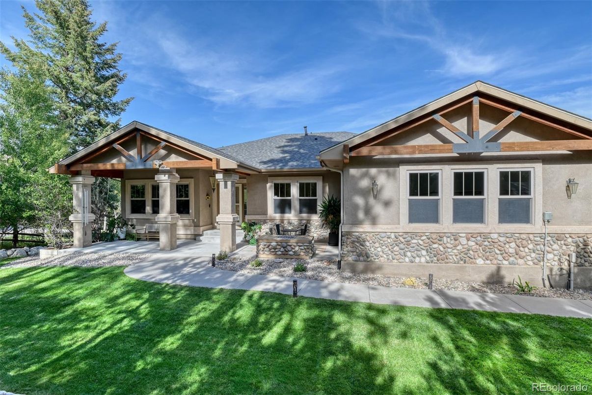 Backyard, Exterior, Facade, Ranch