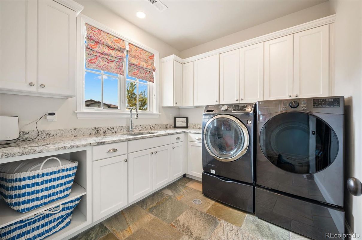 Interior, Recessed Lighting, Washer, Wood Texture Flooring