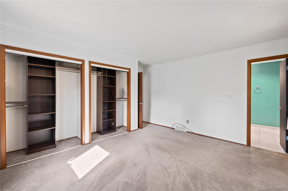 Empty room, Interior