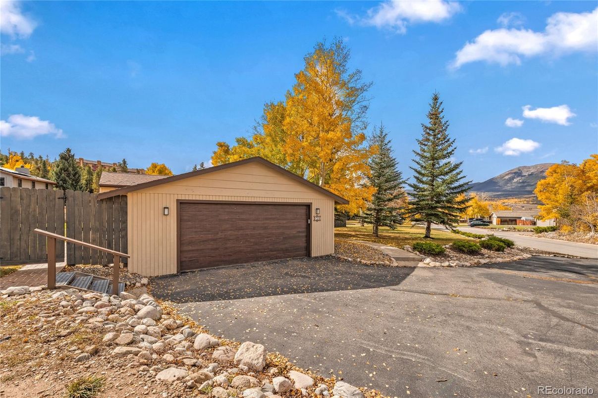 Detached Garage, Exterior