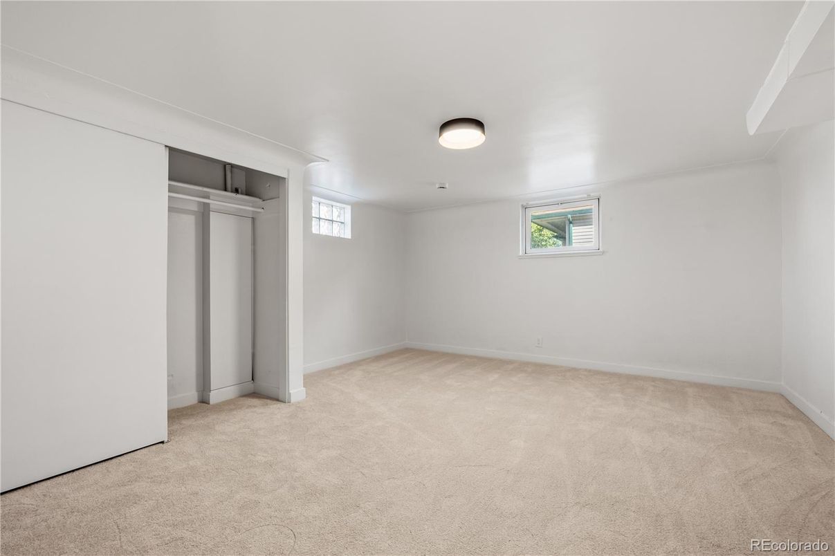 Empty room, Interior