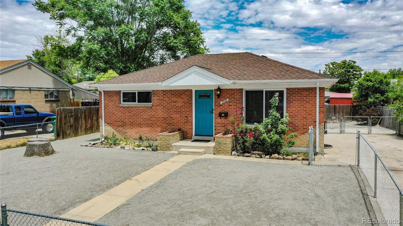 Exterior, Facade, Brick Facade, Ranch