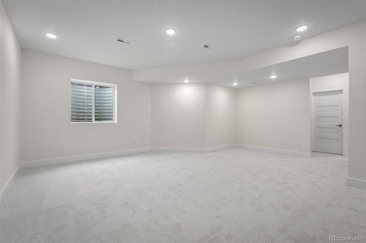 Empty room, Interior, Recessed Lighting