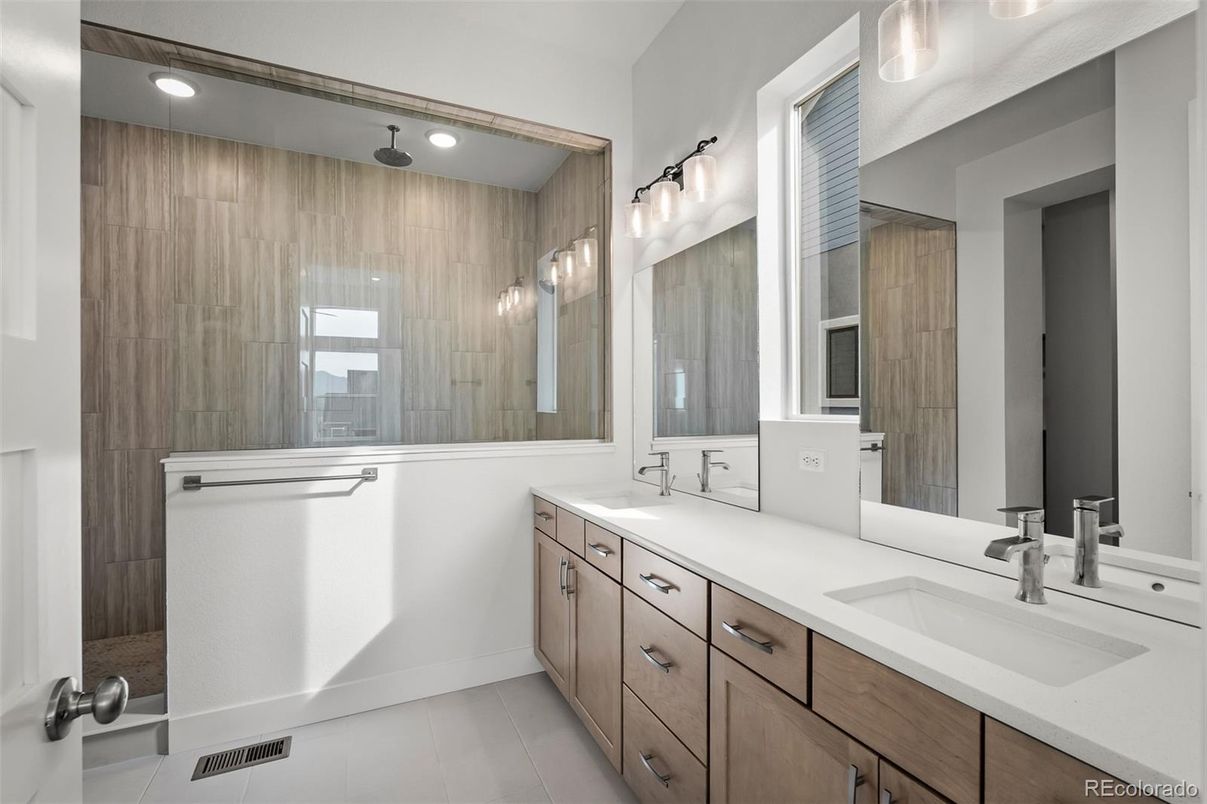 Bathroom, Dual Sink Vanities, Interior, Recessed Lighting